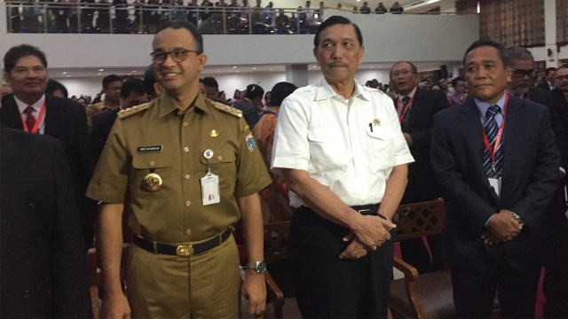 Menko Maritim, Luhut Binsar Pandjaitan (kedua dari kanan) dan Gubernur DKI Jakarta, Anies Baswedan di Acara Konsultasi Nasional HKBP 2018. (Foto: Moh Fajri/kumparan)