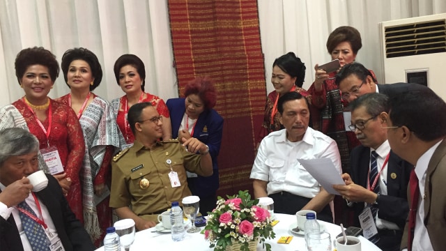 Menko Maritim, Luhut Binsar Pandjaitan (ketiga dari kanan) dan Gubernur DKI Jakarta, Anies Baswedan di Acara Konsultasi Nasional HKBP 2018. (Foto: Moh Fajri/kumparan)