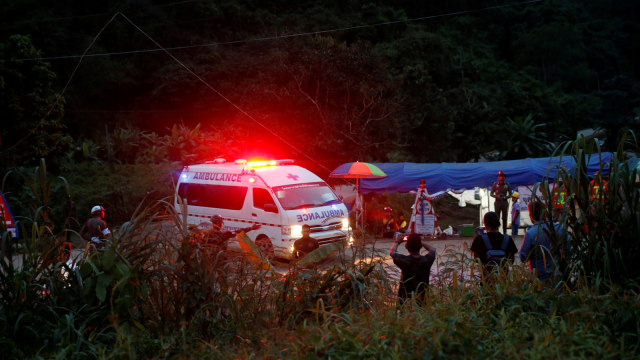 Ambulan berangkat dari kawasan gua Tham Luang di provinsi utara Chiang Rai, Thailand (Foto: REUTERS/Soe Zeya Tun)