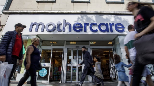 Pengunjung melintasi toko balita "Mothercare" di Wood Green High Street, London utara. (Foto:  AFP PHOTO / Tolga Akmen)