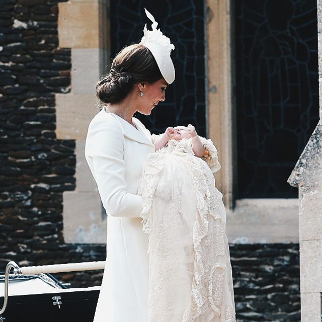 Kate Middleton di Pembatisan Putri Charlotte (Foto: Instagram @hrhtheduchessofcambridge)