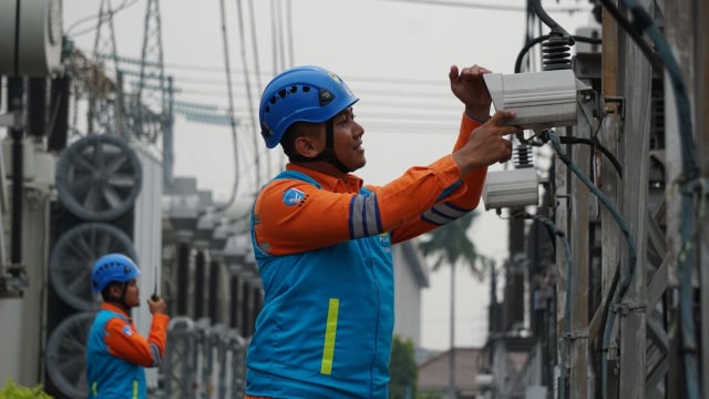 Pasukan siaga PLN TJBB sedang melakukan tugasnya. (Foto: Iqbal Firdaus/kumparan)