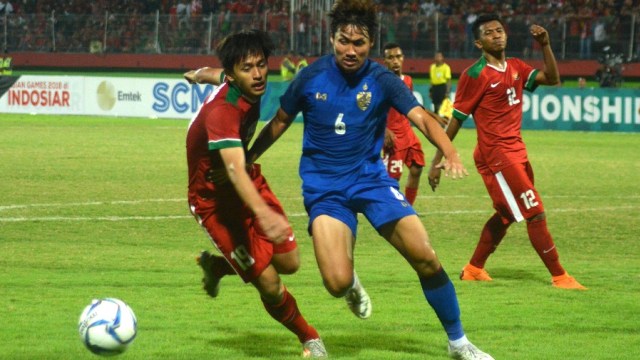 Hanis Saghara berupaya melewati pemain belakang Thailand (Foto: Antara/Umarul Faruq)