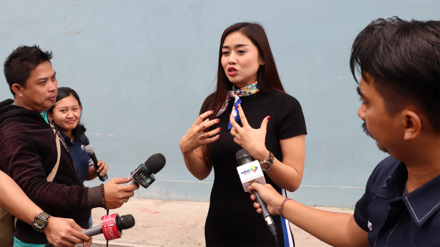 Penyanyi Dangdut, Selfi Nafilah saat menjawab pertanyaan wartawan. (Foto: Munady Widjaja)