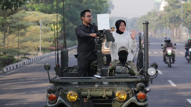 Wali Kota Surabaya Tri Rismaharini mengarak 3 penghargaan internasional yang diraih Kota Surabaya. (Foto: Phaksy Sukowati/kumparan)