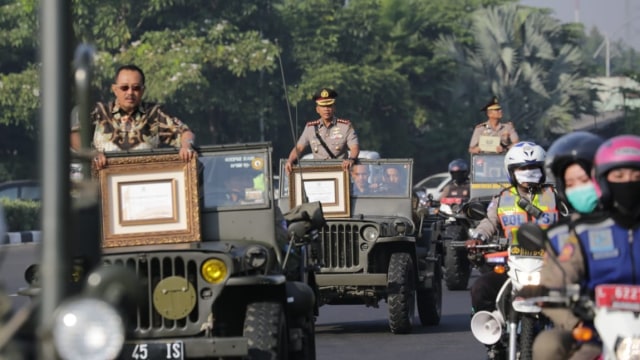 Sejumlah petinggi mengarak 3 penghargaan internasional yang diraih Kota Surabaya. (Foto: Phaksy Sukowati/kumparan)