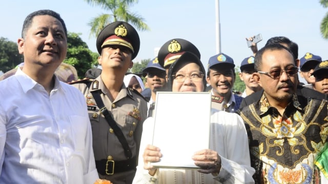 Wali Kota Surabaya Tri Rismaharini mengarak 3 penghargaan internasional yang diraih Kota Surabaya. (Foto: Phaksy Sukowati/kumparan)