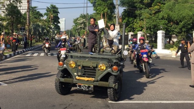 Wali Kota Surabaya Tri Rismaharini mengarak 3 penghargaan internasional yang didapat Kota Surabaya. (Foto: Phaksy Sukowati/kumparan)