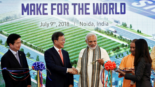Presiden Korea, Selatan Moon Jae-in dan Perdana Menteri India, Narendra Modi berjabat tangan usai resmikan fasilitas manufaktur smartphone Samsung Electronics di Noida, India. (Foto: REUTERS / Adnan Abidi)