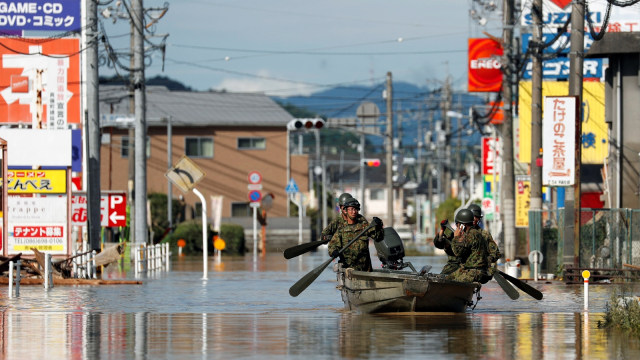 Tentara di Jepang berkeliling menggunakan perahu mencari sisa korban banjir di Okayama, Jepang. (Foto: Reuters/Issei Kato)