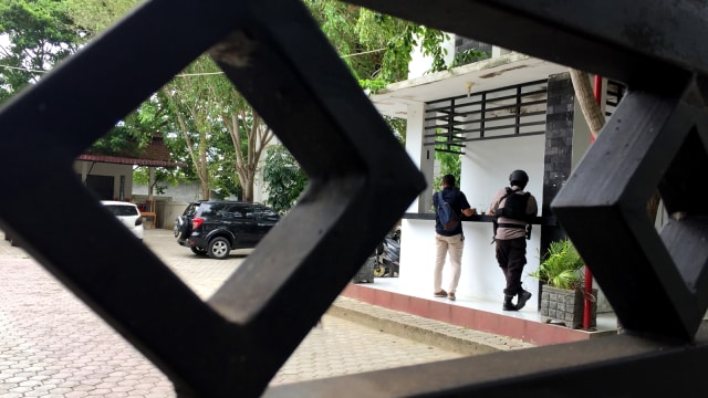 Polisi berjaga di Kantor Dispora Aceh yang digeledah KPK. (Foto: Zuhri Noviandi/kumparan)
