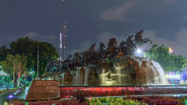 Patung Arjuna Wijaya saat malam hari. (Foto: Flickr/nyian chan)