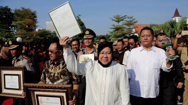Walikota Surabaya Tri Rismaharini memamerkan penghargaan Lee Kwan Yew World City Prize kategori special mention. (Foto: Dok. Humas Pemkot Surabaya)