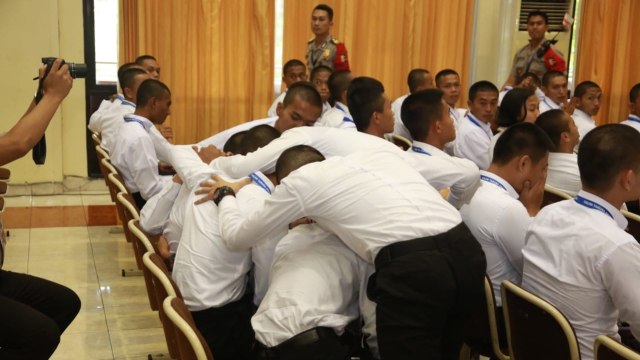 Sujumlah calon anggota polisi yang tidak lulus diberikan konseling dan diberitahukan kekurangannya. (Foto: Dok SDM Polri)