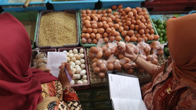 Petugas dari Tim Pengendali Inflasi Daerah (TPID) melakukan inspeksi mendadak ketersediaan telur ayam di pasar. Foto: ANTARA FOTO/Prasetia Fauzani