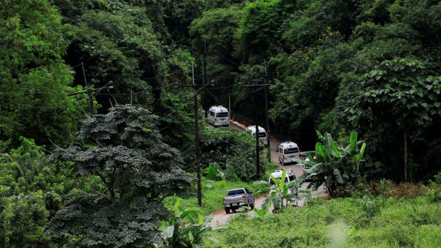 Mobil ambulans menuju kawasan gua (Foto: Reuters/Soe Zeya Tun)