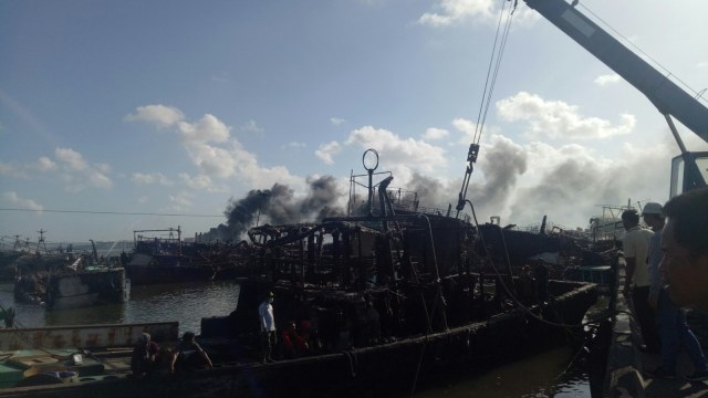 Suasana evakuasi kapal terbakar di Pelabuhan Benoa, Denpasar, Bali. (Foto: Cisilia Agustina Siahaan/kumparan)