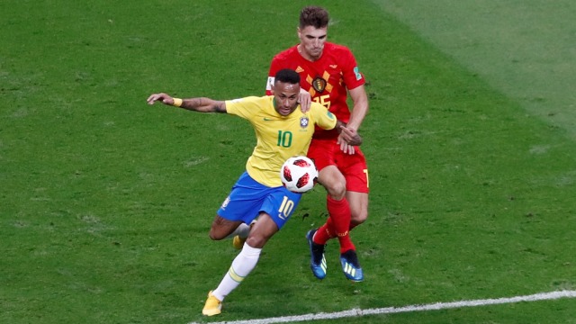 Pelanggaran Thomas Meunier kepada Neymar yang berbuah kartu kuning. (Foto: Murad Sezer/Reuters)