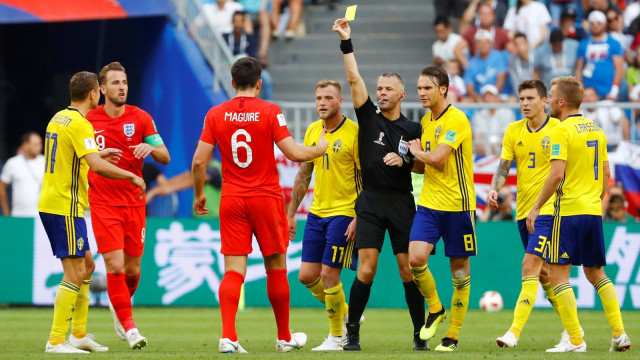 Harry Maguire menerima kartu kuning saat menghadapi Swedia. (Foto: Michael Dalder/Reuters)