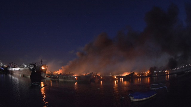 Sejumlah kapal ikan masih terbakar di Pelabuhan Benoa, Denpasar, Bali. (Foto: ANTARA FOTO/Fikri Yusuf)