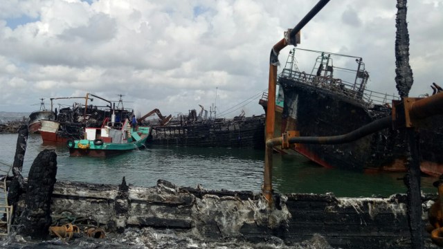 Sejumlah kapal hangus terbakar di Benoa. (Foto: Cisilia Agustina Siahaan/kumparan)