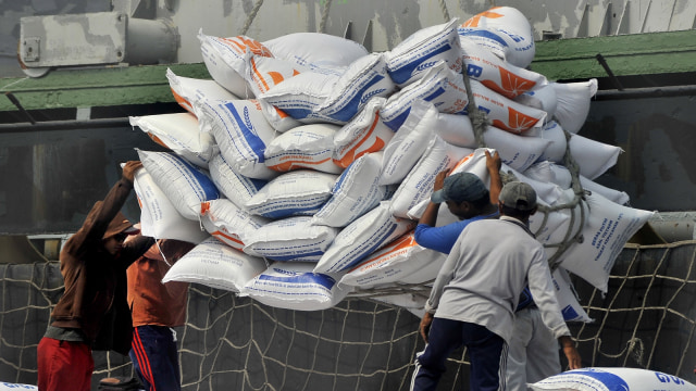 Sejumlah pekerja menurunkan beras impor asal Vietnam dari kapal di Pelabuhan Indah Kiat, di Merak, Cilegon, Banten. (Foto: ANTARA FOTO/Asep Fathulrahman)