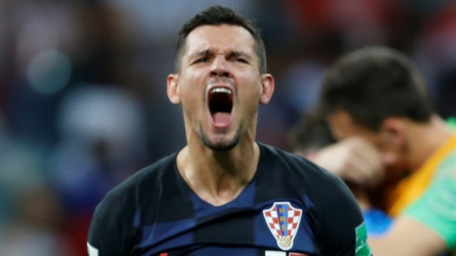 Perayaan Lovren usai Kroasia mengalahkan Rusia via adu penalti. (Foto: Reuters/Carl Recine)