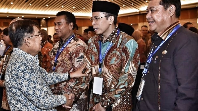 Gubernur NTB, TGB Muhammad Zainul Majdi (kedua dari kanan), berjabat tangan dengan Wakil Presiden Jusuf Kalla. (Foto:  Instagram @tuangurubajang)