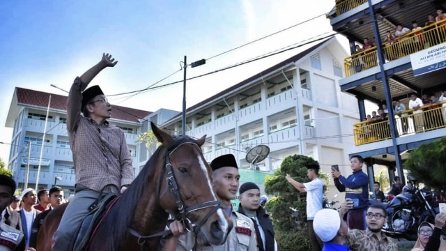 Gubernur NTB, TGB Muhammad Zainul Majdi, menunggang kuda. (Foto: Instagram @tuangurubajang)