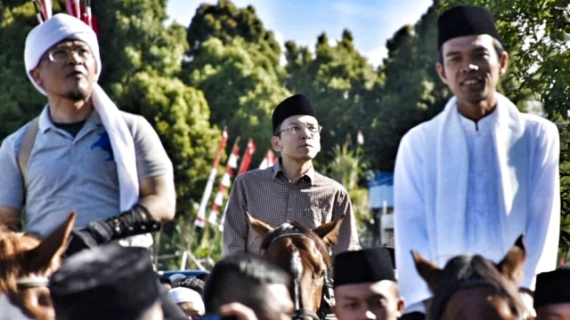 Gubernur NTB, TGB Muhammad Zainul Majdi (tengah), bersama Aa Gym (kiri) dan Ustaz Abdul Somad (kanan). (Foto: Instagram @tuangurubajang)