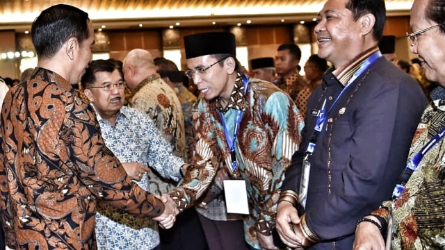 Gubernur NTB, TGB Muhammad Zainul Majdi, berjabat tangan dengan Presiden Jokowi. (Foto:  Instagram @tuangurubajang)