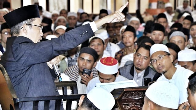 Gubernur NTB, TGB Muhammad Zainul Majdi atau Tuan Guru Bajang (TGB), berdakwah di Lombok. (Foto: Instagram @ tuangurubajang)