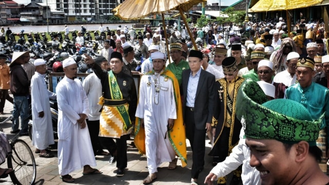Gubernur NTB, TGB Muhammad Zainul Majdi (berjas hitam di depan). (Foto: ntbprov.go.id)