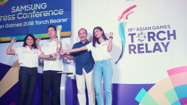 Dian Sastro, Mikha Tambayong, dan seluruh pembawa obor Duta Samsung turut gelorakan semangat Energi Asia di kirab obor Asian Games 2018. (Foto: Garin Gustavian Irawan/kumparan)