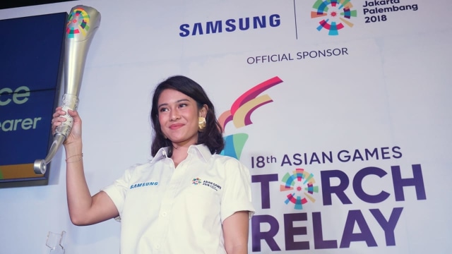 Dian Sastro sebagai Duta Samsung turut gelorakan semangat Energi Asia di kirab obor Asian Games 2018. (Foto: Garin Gustavian Irawan/kumparan)