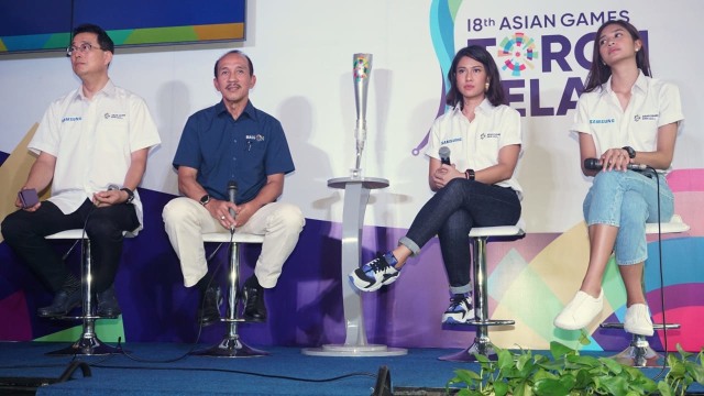 Dian Sastro, Mikha Tambayong, dan seluruh pembawa obor Duta Samsung turut gelorakan semangat Energi Asia di kirab obor Asian Games 2018. (Foto: Garin Gustavian Irawan/kumparan)