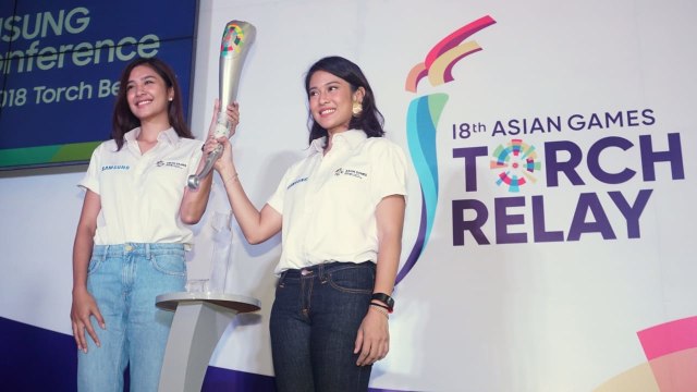 Dian Sastro dan Mikha Tambayong sebagai Duta Samsung turut gelorakan semangat Energi Asia di kirab obor Asian Games 2018. (Foto: Garin Gustavian Irawan/kumparan)