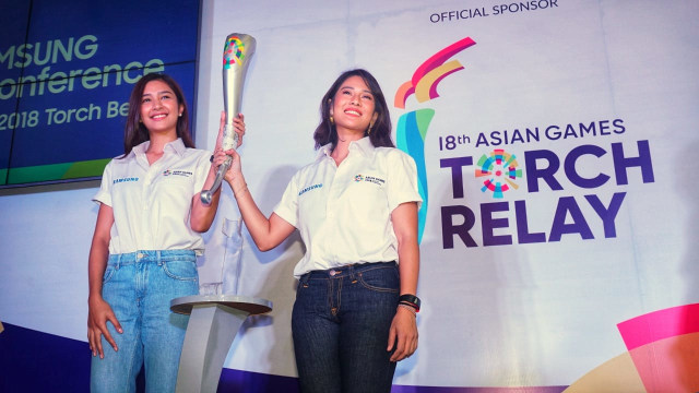 Dian Sastro dan Mikha Tambayong sebagai Duta Samsung turut gelorakan semangat Energi Asia di kirab obor Asian Games 2018. (Foto: Garin Gustavian Irawan/kumparan)