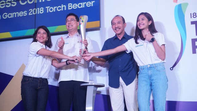 Dian Sastro, Mikha Tambayong, dan seluruh pembawa obor Duta Samsung turut gelorakan semangat Energi Asia di kirab obor Asian Games 2018.  (Foto: Garin Gustavian Irawan/kumparan)