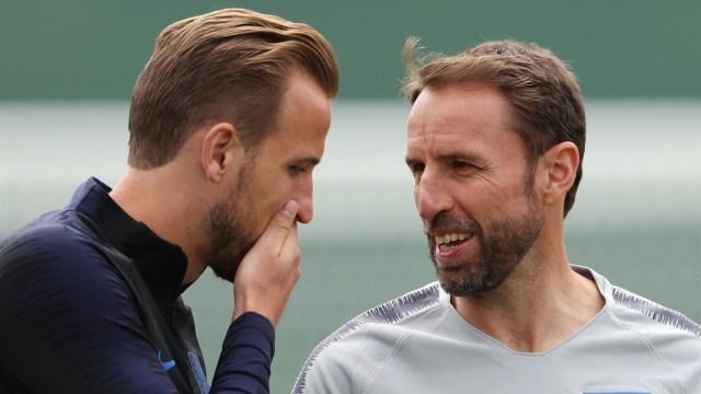 Diskusi Harry Kane dan Gareth Southgate pada sesi latihan Tim Nasional Inggris. (Foto: Reuters/Lee Smith)