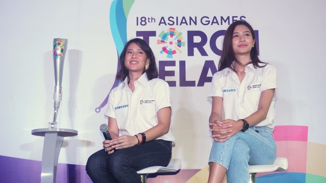 Dian Sastro dan Mikha Tambayong sebagai Duta Samsung hadir di kirab obor Asian Games 2018. (Foto: Garin Gustavian Irawan/kumparan)