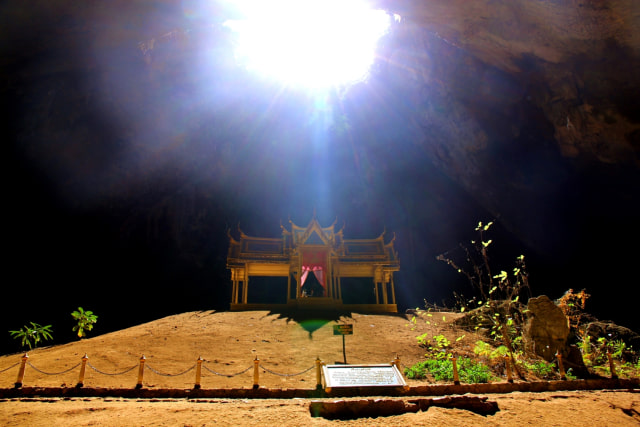 Panorama Cantik Di Gua Phraya Nakhon (Foto: Wikimedia Commons)