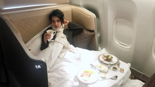 Syahrini usai bangun tidur di pesawat. (Foto: Instagram @princessyahrini)