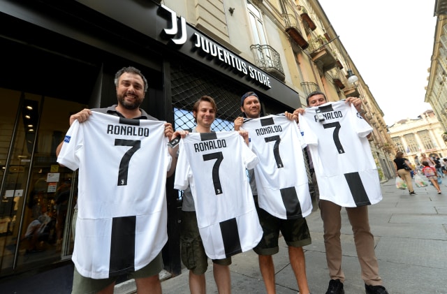 Suporter memamerkan seragam nomor 7 Juventus bertuliskan nama Cristiano Ronaldo. (Foto: Massimo Pinca/Reuters)