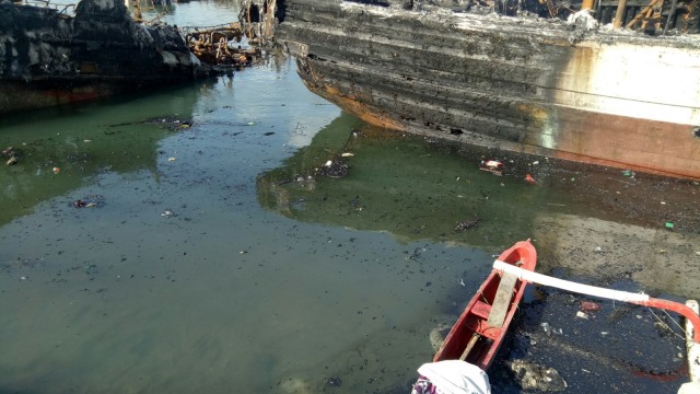 Penyemprotan dispersa oleh KSOP dan Pertamina di lokasi kebakaran Dermaga Barat Pelabuhan Benoa, Rabu (11/7). (Foto: Dok. KSOP Benoa/ istimewa)
