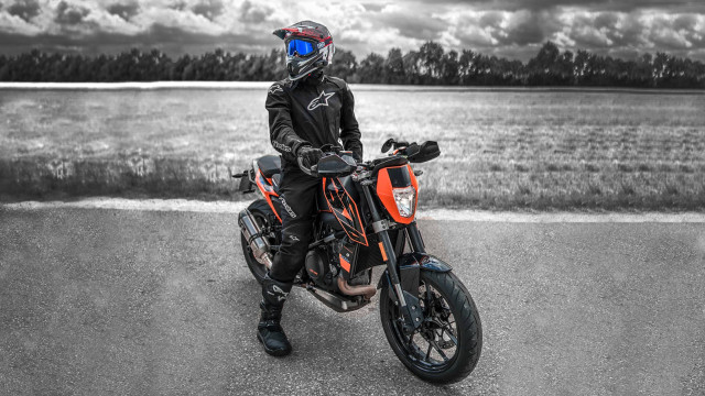 Pengendara menunggangi motor KTM Duke. (Foto: Instagram @ m_otto_rides)