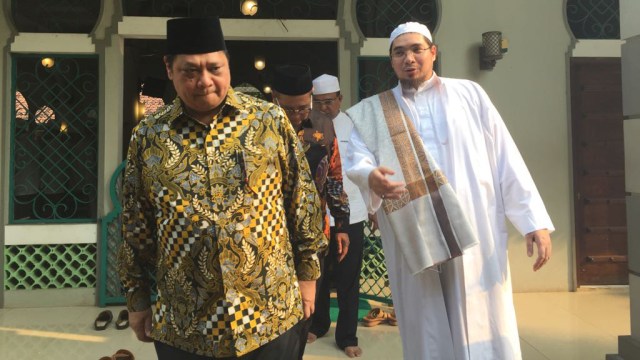 Ketua Umum Partai Golkar Airlangga Hartarto (kiri) bersama Habib Jindan. (Foto: Rafyq Panjaitan/kumparan)