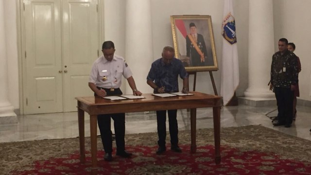 Gubernur DKI Jakarta Anies Baswedan menandatangani MoU perpanjangan kerja sama pembuangan luhur dengan PT Pembangunan Jaya Ancol di Balai Kota Jakarta. (Foto: Moh. Fajri/kumparan)