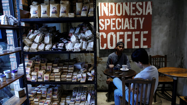 Pengunjung menikmati minuman kopi di Anomali Coffee shop di Jakarta Foto: REUTERS / Darren Whiteside
