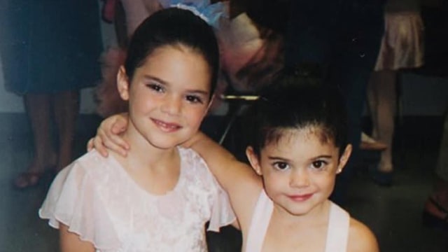 Kendall dan Kylie Jenner kecil. (Foto: Instagram @kyliejenner)